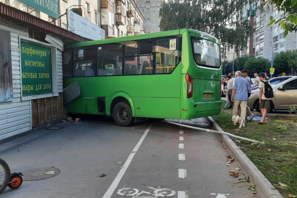 На месте ДТП работают полицейские и скорая помощь На месте ДТП работают полицейские и скорая помощь