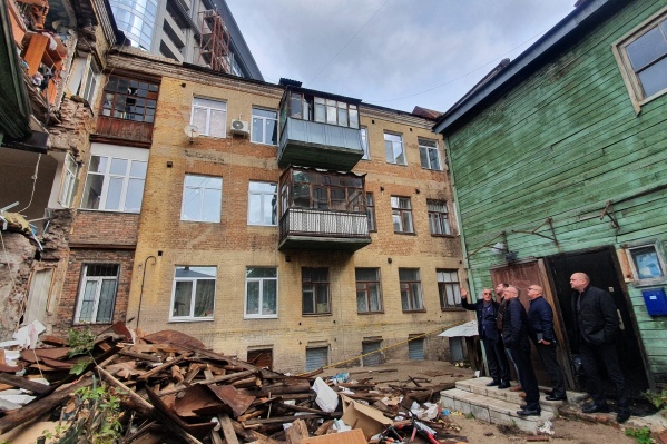 Рабочие разбирают завалы Рабочие разбирают завалы