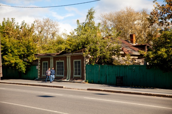За этим баннером — объект культурного наследия — дом мещанина Храмцова За этим баннером — объект культурного наследия — дом мещанина Храмцова