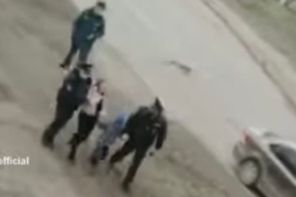 Детей утащили с улицы под руки Детей утащили с улицы под руки