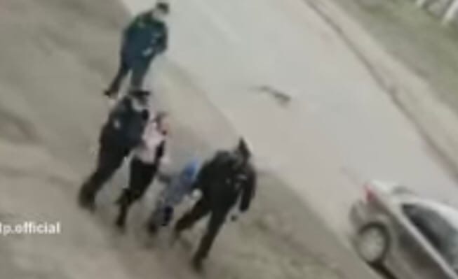 В Башкирии полицейские силой увели двух детей с улицы — они нарушили комендантский час