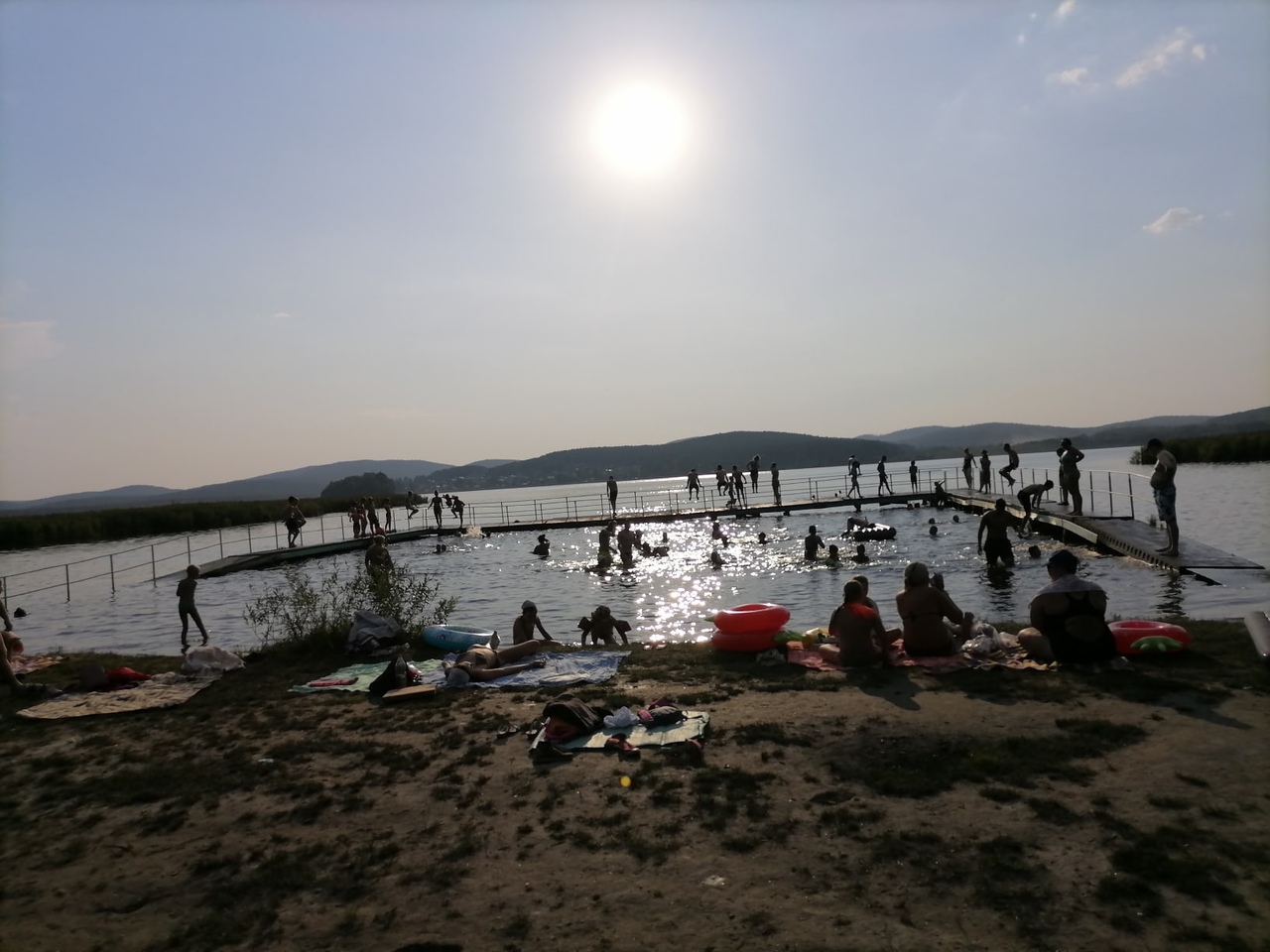 «Вода — чай можно заваривать»: как жители Екатеринбурга отдыхают на озерах, спасаясь от аномальной жары
