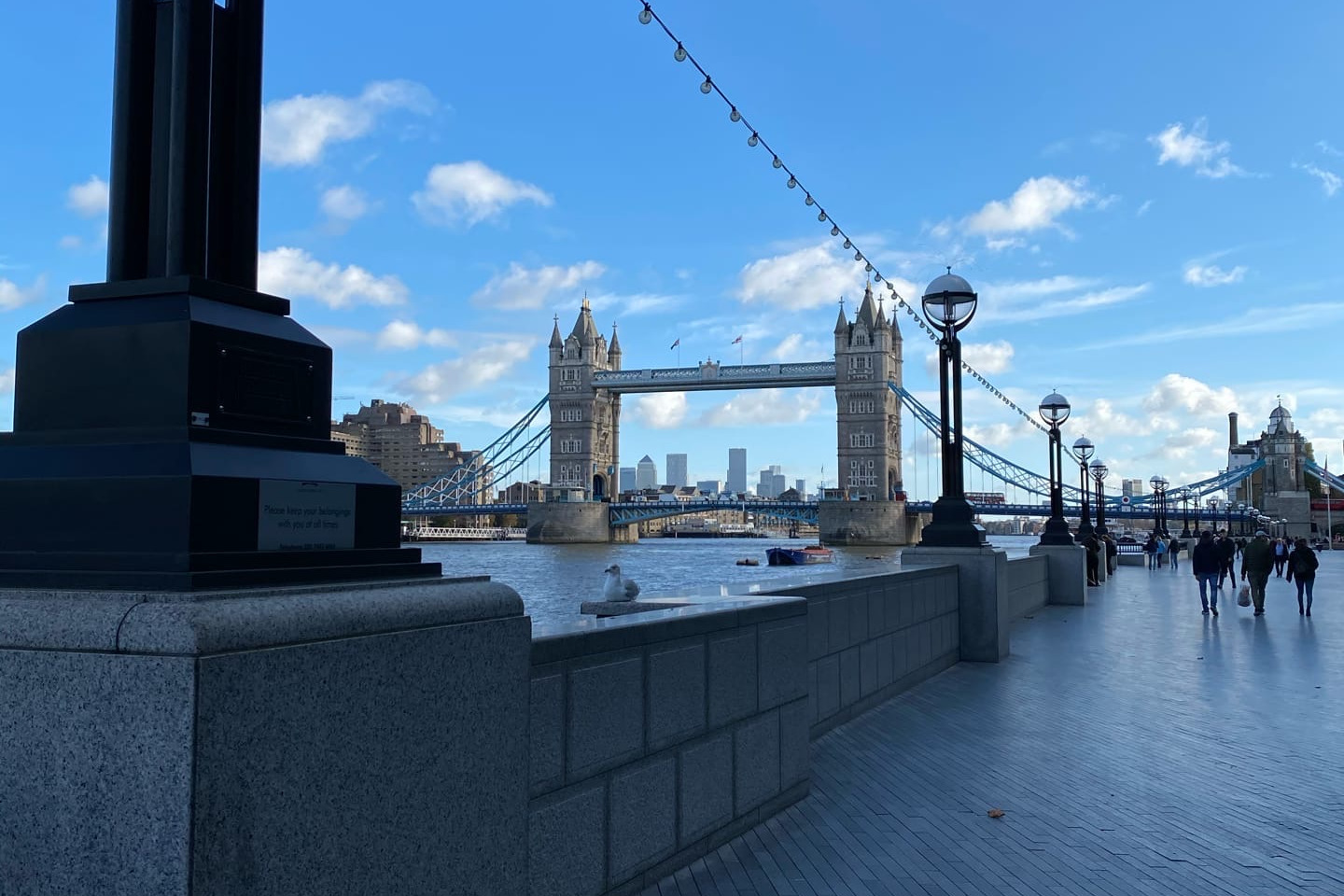 На этой набережной возле Tower Bridge раньше всегда были толпы туристов и жителей города На этой набережной возле Tower Bridge раньше всегда были толпы туристов и жителей города