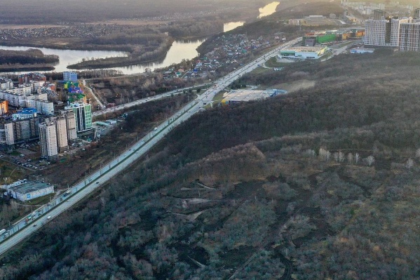 На фото — участок, расположенный на горе над гипермаркетом «Лента» На фото — участок, расположенный на горе над гипермаркетом «Лента» 