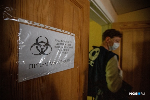 Примерно две трети пациентов переносят болезнь без видимых симптомов Примерно две трети пациентов переносят болезнь без видимых симптомов