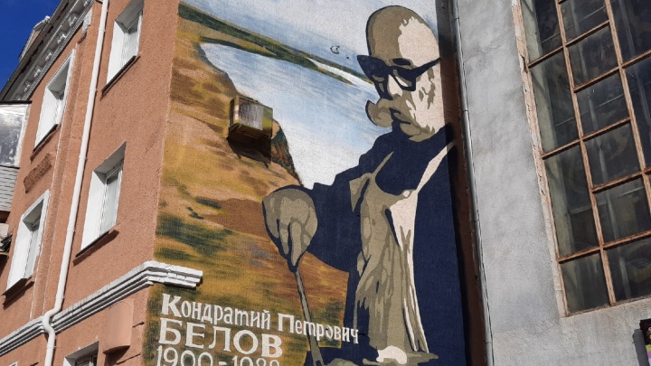 В Омске появились граффити с изображением художника Кондратия Белова