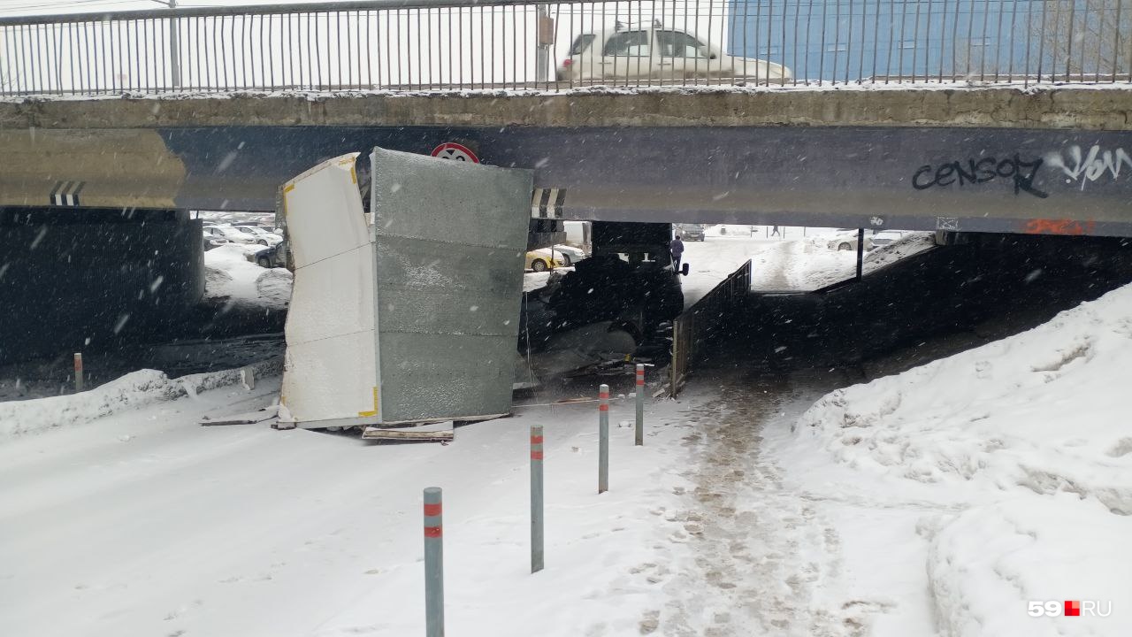 Новая жертва пермского «моста глупости»: у грузовой «Газели» снесло кузов