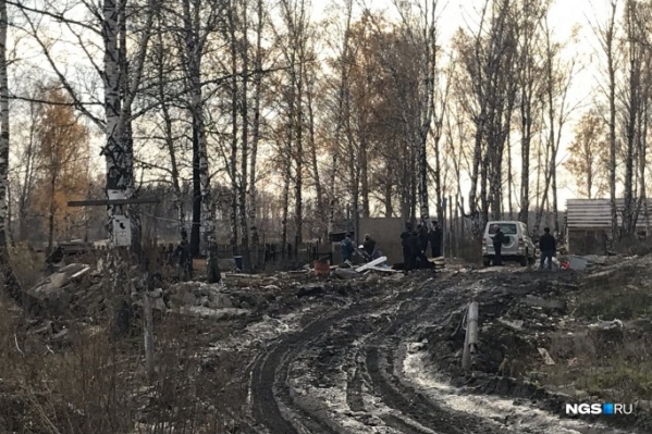 Пожар случился в самодельном сарае в промзоне недалеко от поля Пожар случился в самодельном сарае в промзоне недалеко от поля