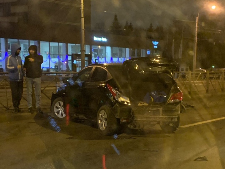 Впечатляющие ночные ДТП в Петербурге обошлись «малой кровью», хотя машины разбиты страшно