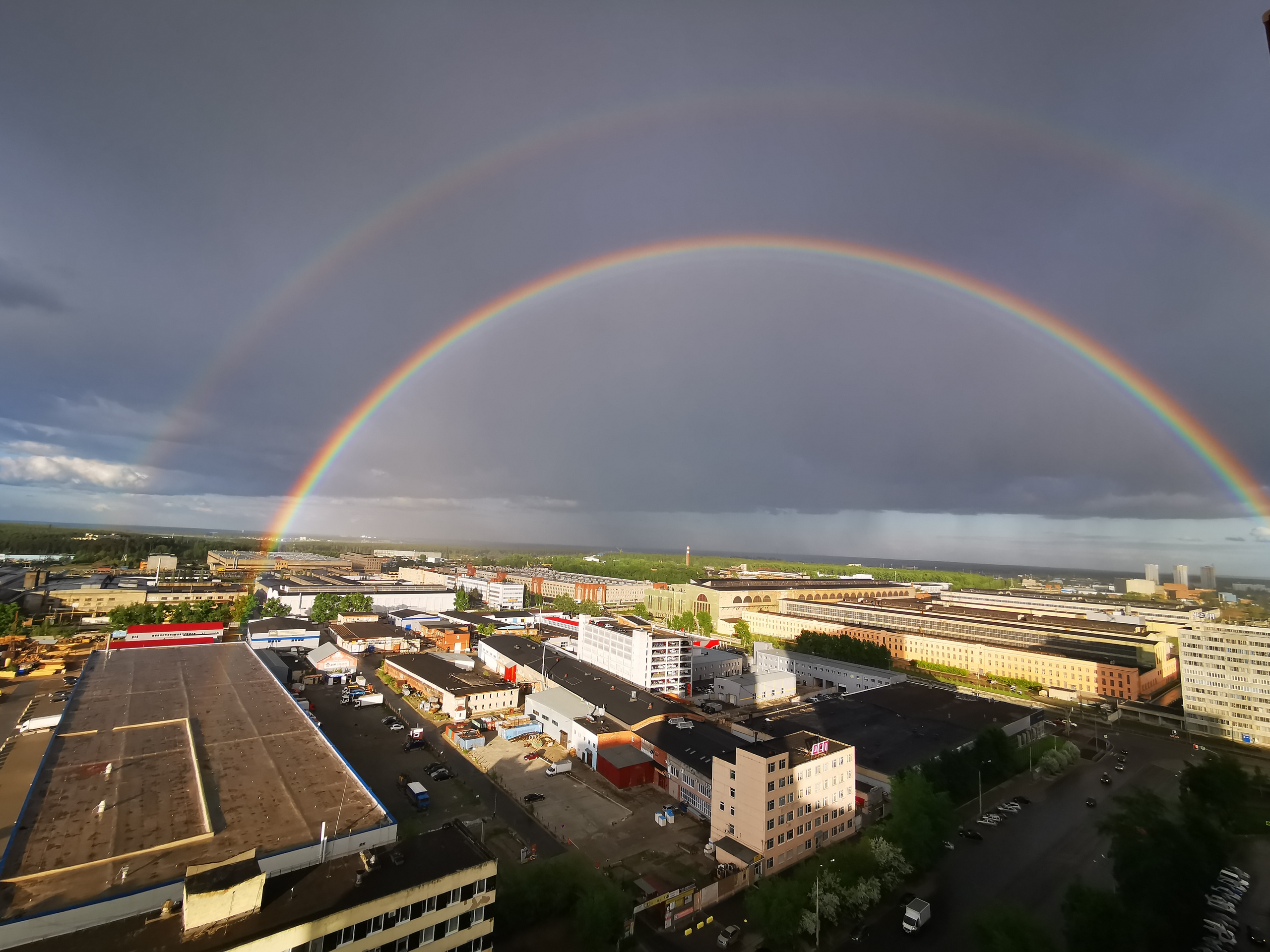 Екатеринбуржцы сняли двойную радугу над городом: публикуем подборку фотографий от читателей Е1.RU