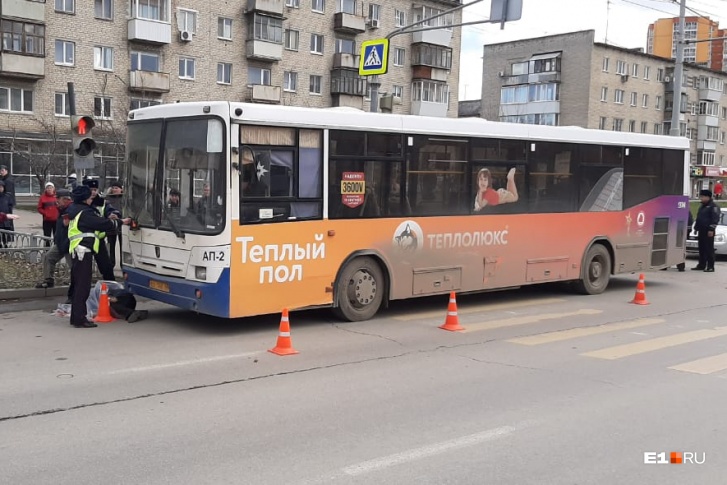 Пенсионер совсем чуть-чуть не дошел до тротуара Пенсионер совсем чуть-чуть не дошел до тротуара