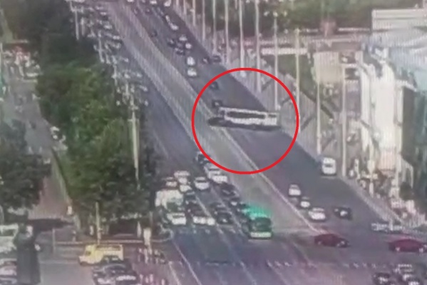 Автобус резко повернул налево и проехал по встречке Автобус резко повернул налево и проехал по встречке