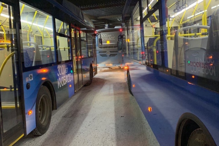 В первый день транспортной реформы многие автобусы не вышли на линию