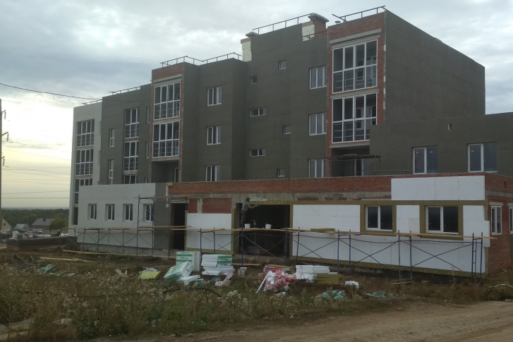 Дома в жилом комплексе стоят недостроенными несколько лет Дома в жилом комплексе стоят недостроенными несколько лет