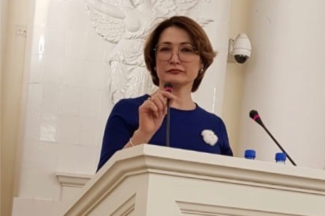 Женщина продолжает работать Женщина продолжает работать
