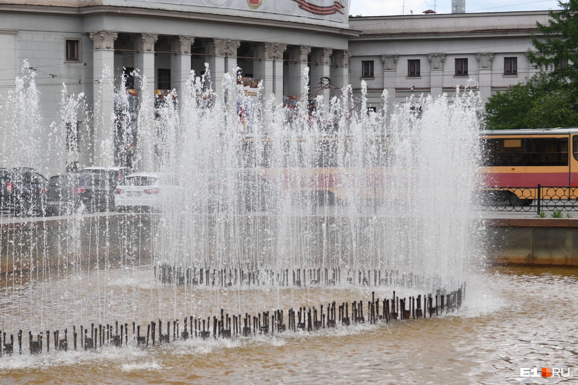 Первый пошел: в Екатеринбурге включили фонтан на площади Советской Армии