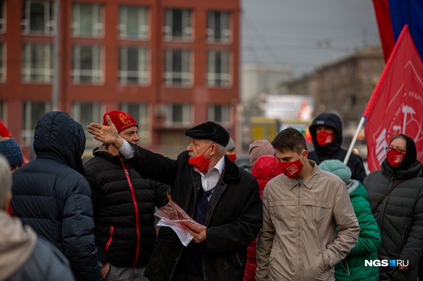 На площади Ленина собрались лидеры партии и молодые коммунисты На площади Ленина собрались лидеры партии и молодые коммунисты 