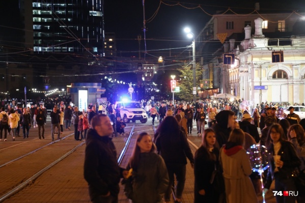 В День города, когда улицы перекрыты для салюта, челябинцы гуляют по широким проспектам В День города, когда улицы перекрыты для салюта, челябинцы гуляют по широким проспектам 