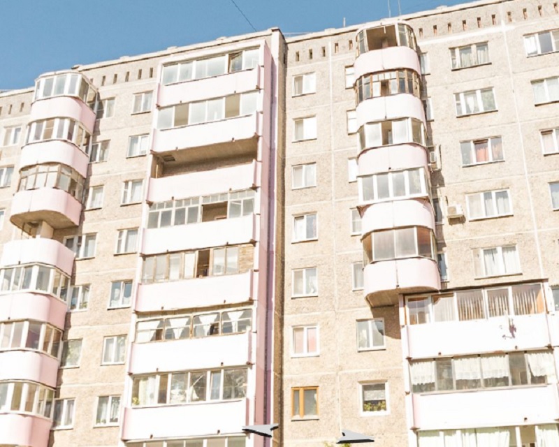Типовая девятиэтажка на Ботанике, но во дворе этого дома есть корт и каток Типовая девятиэтажка на Ботанике, но во дворе этого дома есть корт и каток