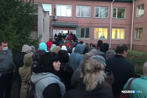 На улице собралось около полусотни медиков На улице собралось около полусотни медиков
