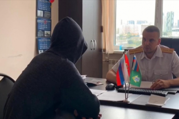 Задержанный подросток на допросе Задержанный подросток на допросе