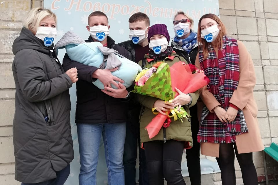 Подслушано нск. Бердский роддом. Роддом Бердск врачи. Встреча из роддома Бухарово в коронавирус. Роддом Бердск отзывы.