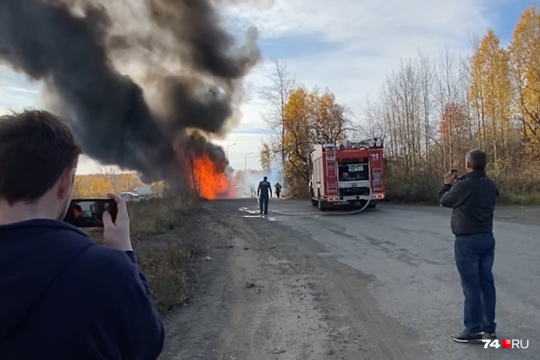 В Челябинске полыхнула «Газель», дым от пожара был виден через полгорода