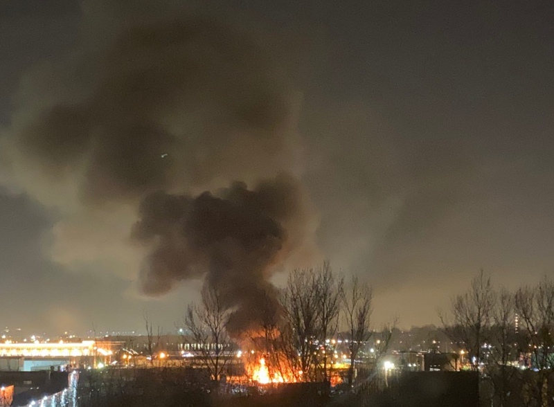 На авторынке на Фучика огонь охватил 300 кв. м, очевидцы слышали взрывы