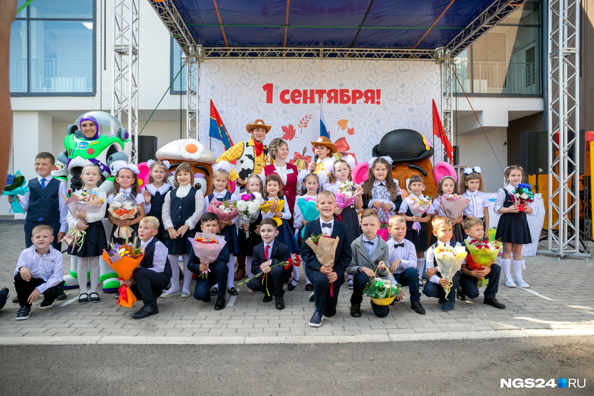 Первое совместное фото на память было сделано сразу после окончания торжественной части Первое совместное фото на память было сделано сразу после окончания торжественной части