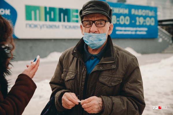 Это 82-летний Владимир. Мужчина говорит, что о самоизоляции слышал. Но не соблюдает ее, потому что у него много задач и работы Это 82-летний Владимир. Мужчина говорит, что о самоизоляции слышал. Но не соблюдает ее, потому что у него много задач и работы 