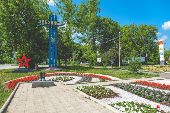 На въезде в городок установлен памятник кирзовым солдатским сапогам На въезде в городок установлен памятник кирзовым солдатским сапогам