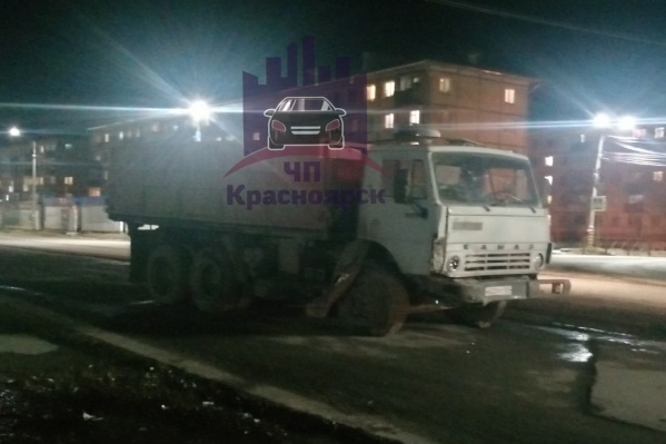 Машины на парковке пострадали от удара этого грузовика<br> Машины на парковке пострадали от удара этого грузовика<br>