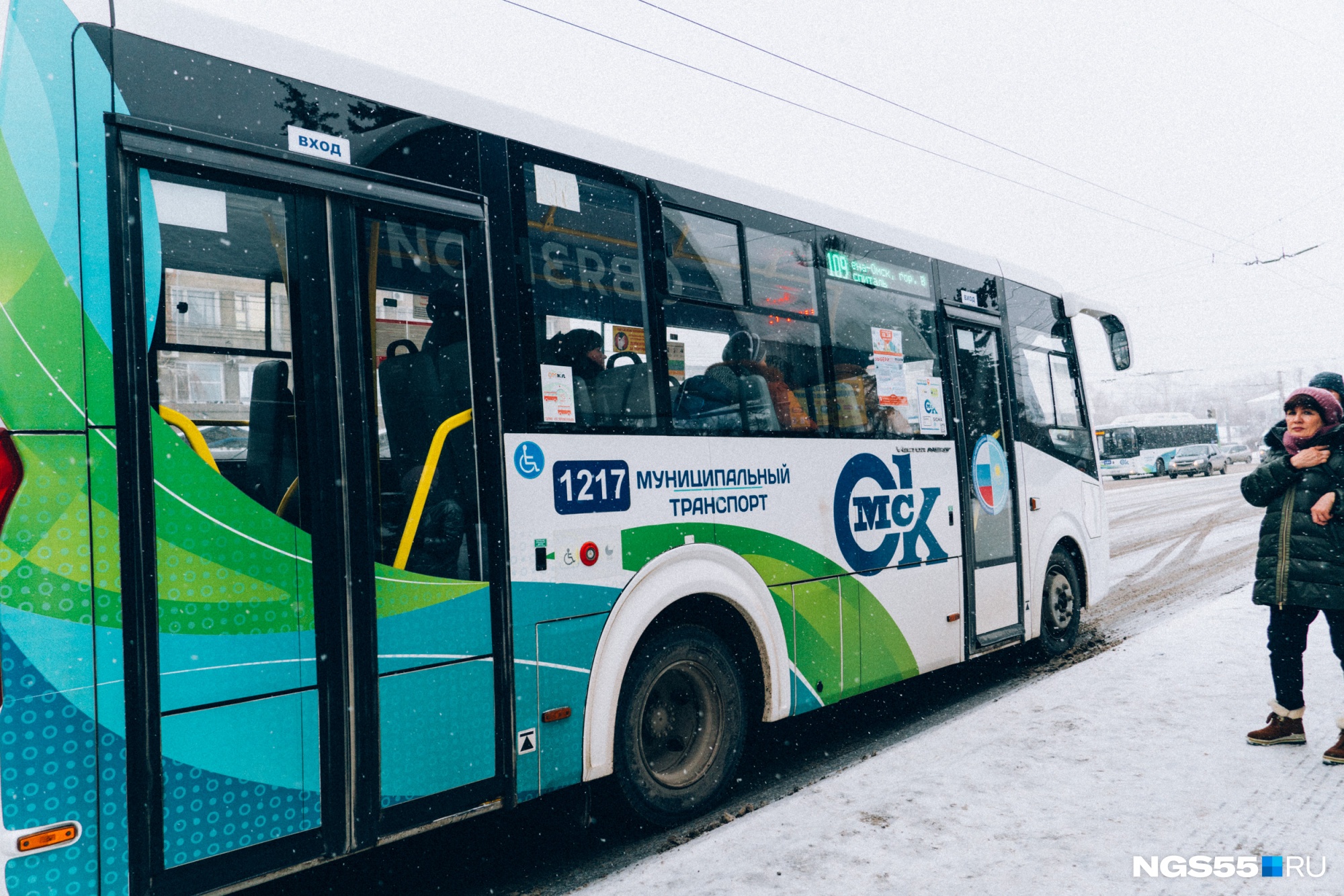 В Омске начали выпускать больше автобусов на маршруты в часы пик