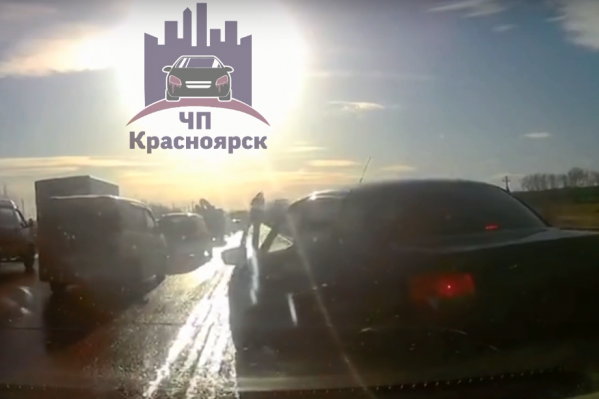 Один из водителей препятствовал проезду по обочине, ситуация переросла в конфликт Один из водителей препятствовал проезду по обочине, ситуация переросла в конфликт