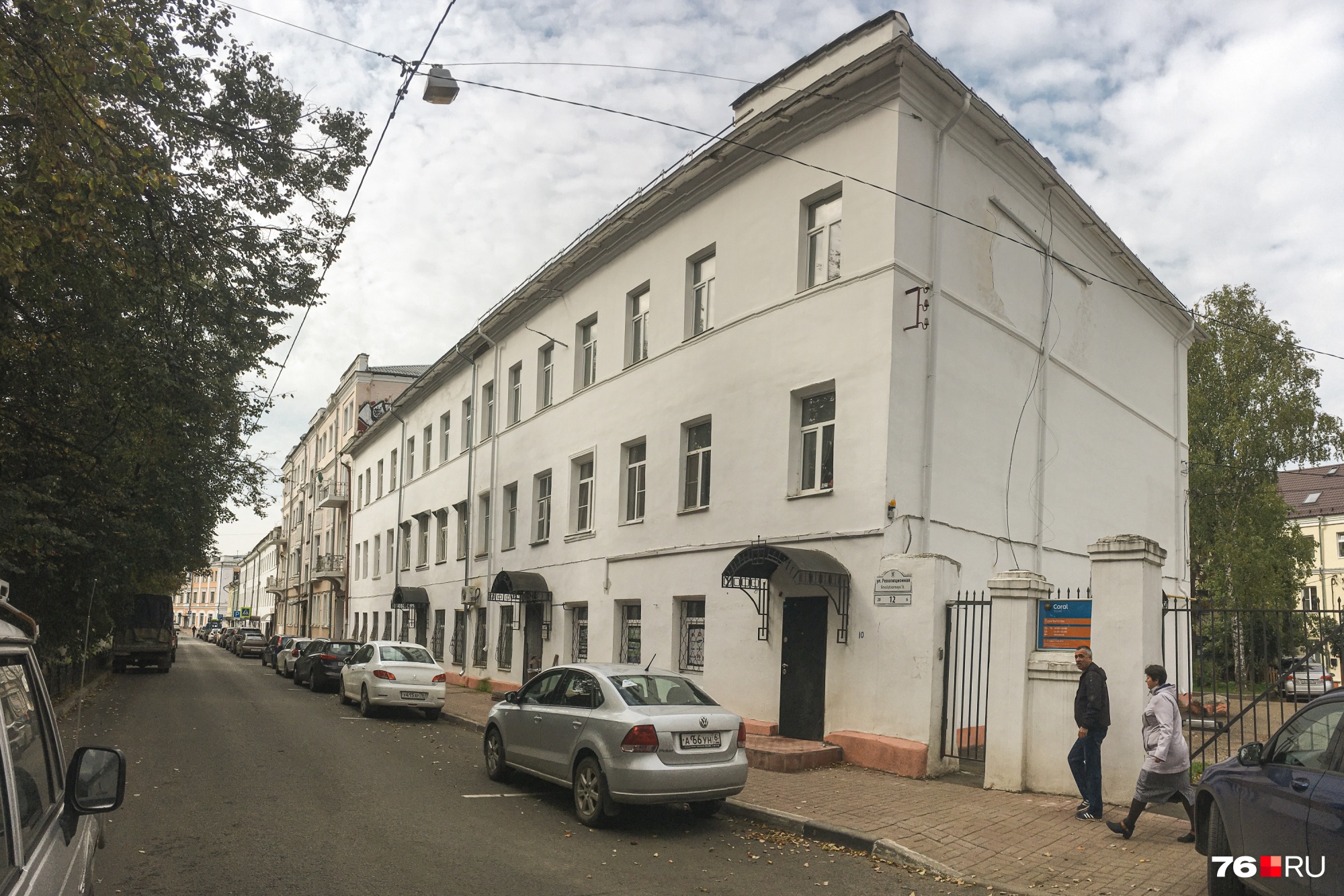 На торце светлого фасада здания на улице Революционной, 3 видны подтёки На торце светлого фасада здания на улице Революционной, 3 видны подтёки