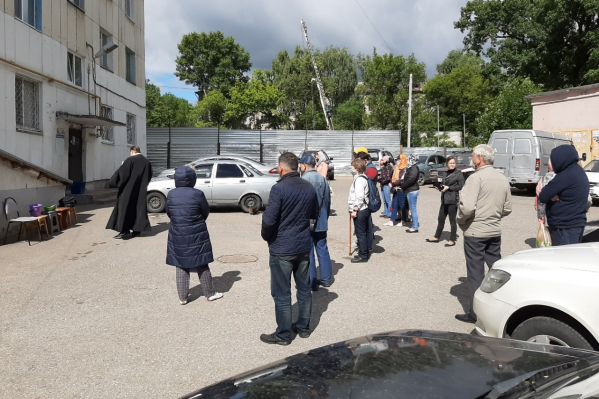 Жители дома таким образом попытались огородить свой дом от несчастий Жители дома таким образом попытались огородить свой дом от несчастий