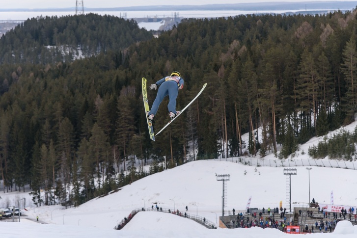 Фото сделано во время прошлогодней «Синей птицы»: этой весной соревнований «летающих» лыжниц в Чайковском не будет