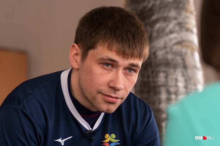 Пермяк Никита Беляев 12 лет назад попал под поезд и потерял ногу