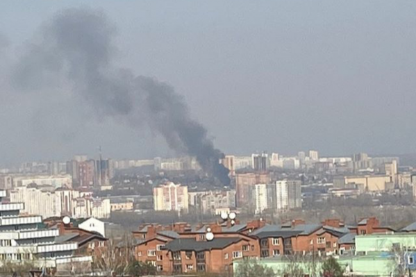 Черный столб дыма было видно за несколько километров Черный столб дыма было видно за несколько километров