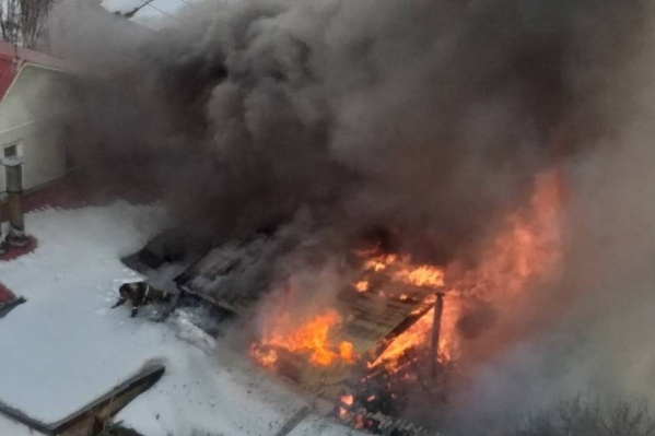 Пожар тушили 20 человек Пожар тушили 20 человек