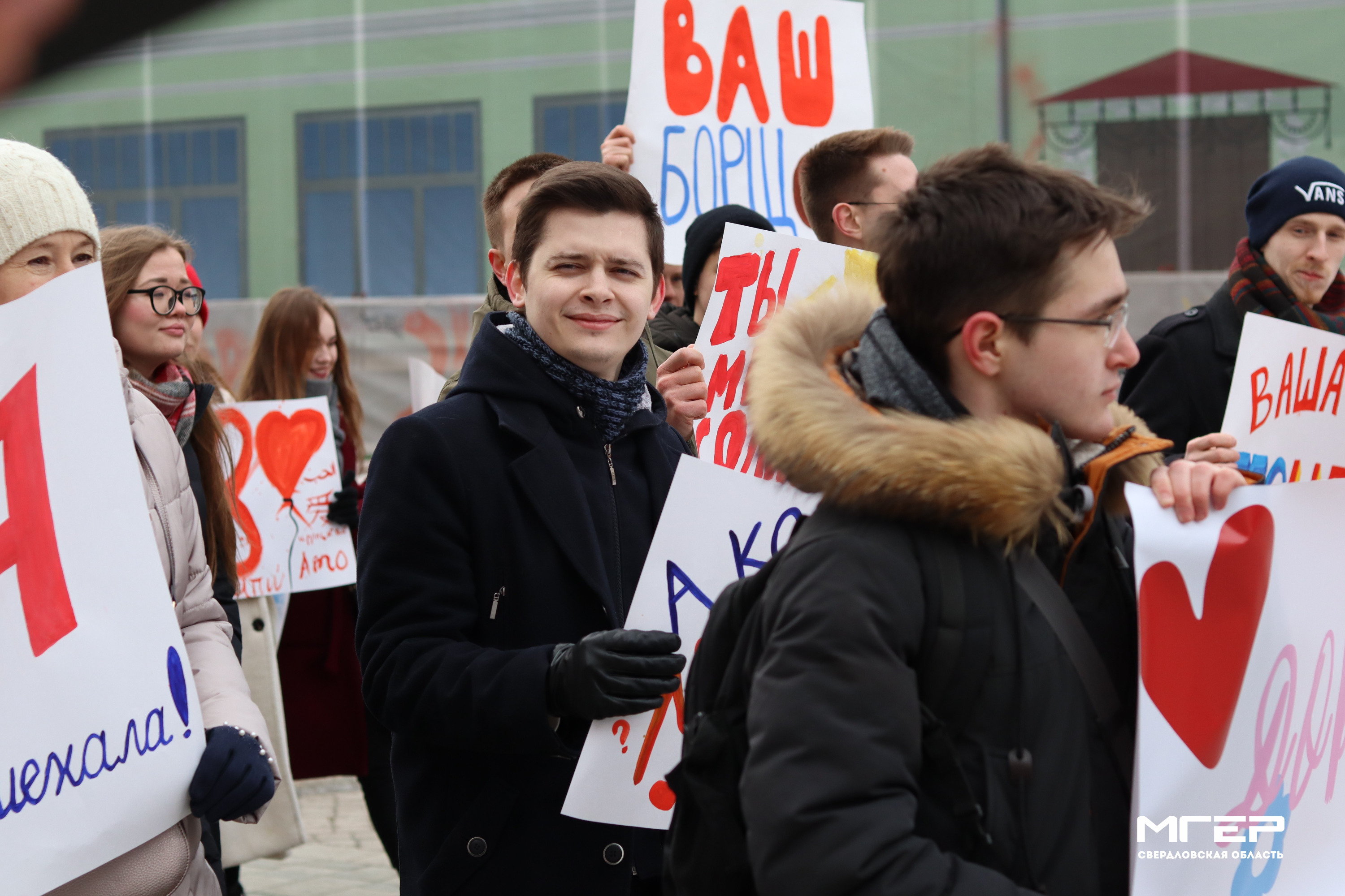 В честь 8 Марта парни устроили шествие по центру Екатеринбурга с плакатами про борщ и любовь