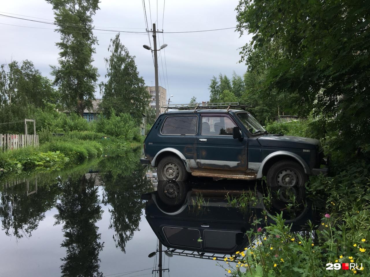 Припарковался, а из машины — в лужу Припарковался, а из машины — в лужу