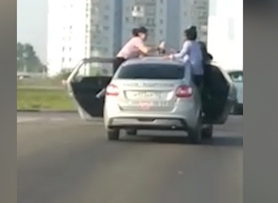 Полиция наказала кемеровского таксиста из-за «фуршета» на крыше его автомобиля