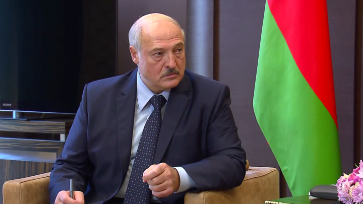 Лукашенко пообещал губернатору Буркову прилететь в Омскую область