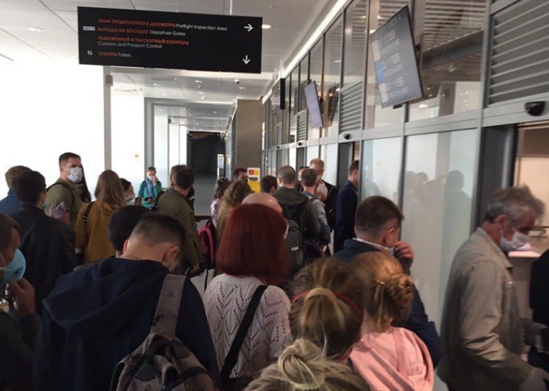 «Всех поувольняли, работать некому». Пассажиры пожаловались на огромные очереди в пермском аэропорту