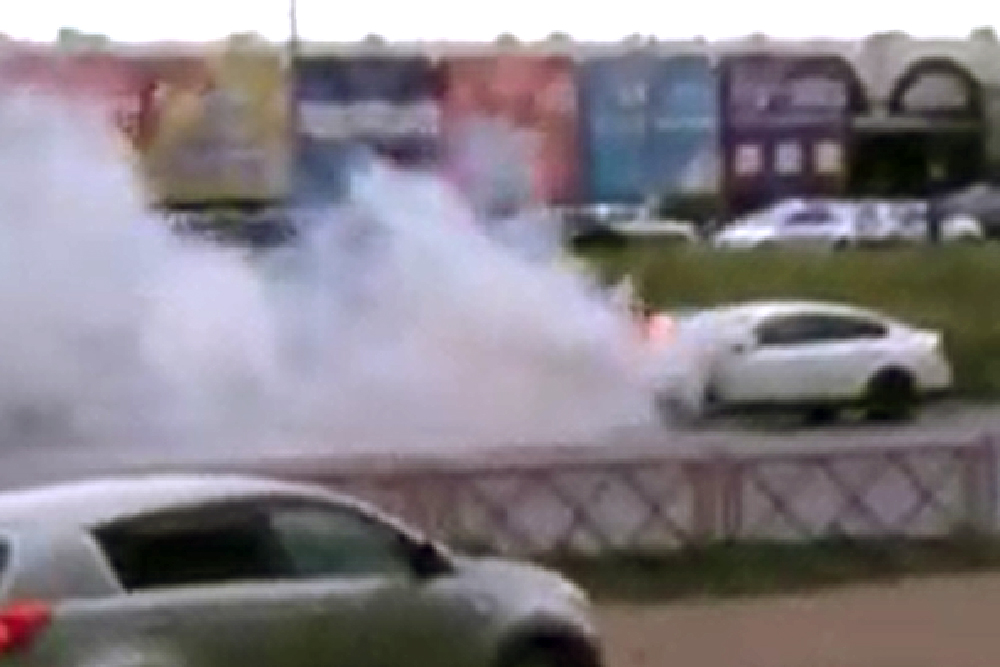 «И никто не остановился»: в Ярославле на дороге загорелся автомобиль