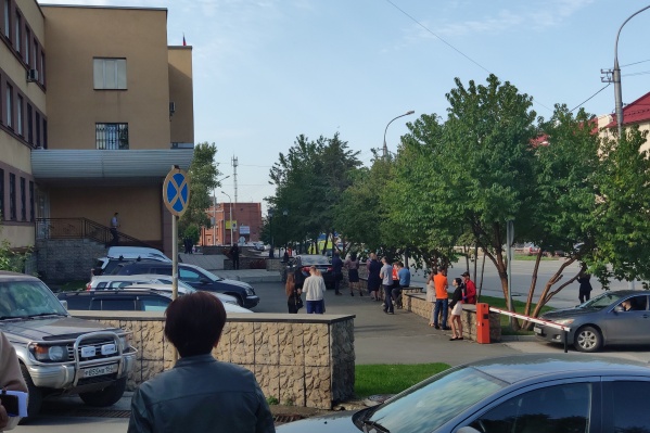 Людей вывели на улицу Людей вывели на улицу 