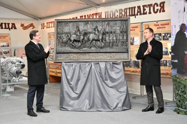 Рисунок выполнили из сплава металлов Рисунок выполнили из сплава металлов