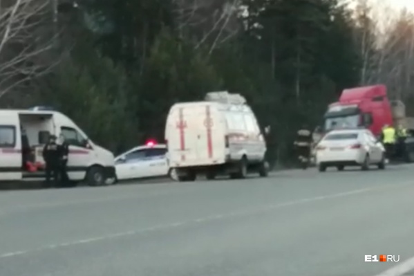 На место аварии выезжали спасатели и две бригады медиков На место аварии выезжали спасатели и две бригады медиков