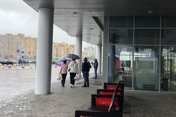 Читатель пишет, что людей не пускают в ТРЦ «Кристалл» Читатель пишет, что людей не пускают в ТРЦ «Кристалл»